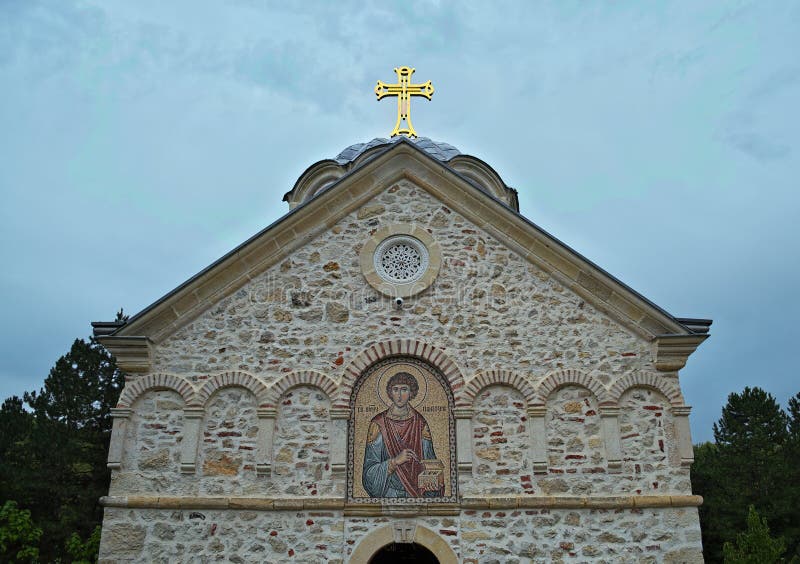 Parte dianteira do monastério de pedra principal Staro Hopovo da igreja na Sérvia fotografia de stock Parte dianteira do monastério de pedra principal Staro Hopovo da igreja na Sérvia fotografia de stock