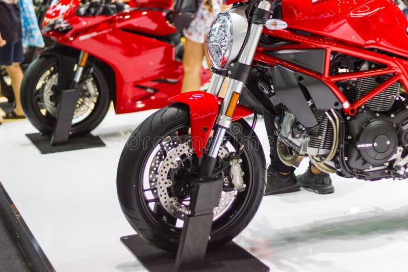 A parte dianteira do monstro vermelho de Ducati da motocicleta na exposição na exposição automóvel internacional Tailândia imagens de stock A parte dianteira do monstro vermelho de Ducati da motocicleta na exposição na exposição automóvel internacional Tailândia imagens de stock
