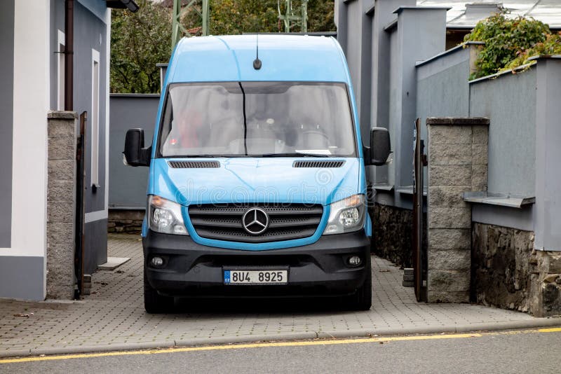 Parte Frontal Da Carrinha Comercial Azul Mercedes Benz Sprinter