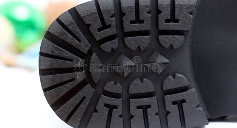 Parte inferior de uma bota, de testes padrões e de textura do inverno do preto do ` s dos homens imagem de stock royalty free Parte inferior de uma bota, de testes padrões e de textura do inverno do preto do ` s dos homens imagem de stock royalty free
