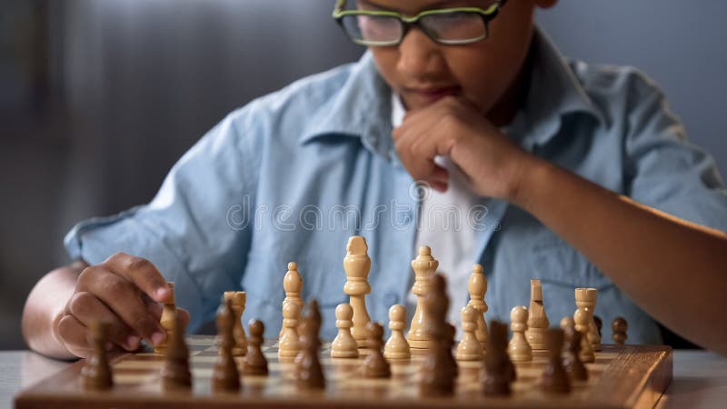 Parte Movente Do Cavaleiro Da Criança Africana Durante O Competiam Da Xadrez,  Análise Da Estratégia Do Jogo Foto de Stock - Imagem de africano, esperto:  126247904