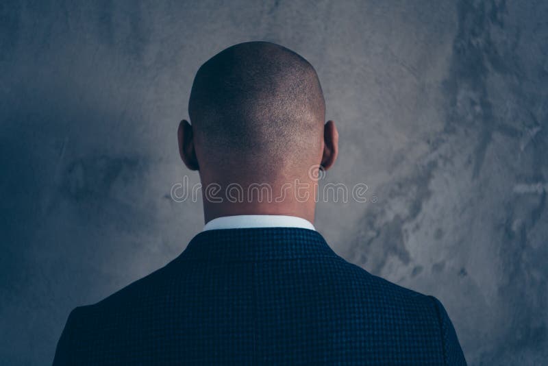 Parte posteriore posteriore dietro il ritratto della foto di vista del primo piano del tipo bello premuroso che guarda fondo grig fotografia stock Parte posteriore posteriore dietro il ritratto della foto di vista del primo piano del tipo bello premuroso che guarda fondo grig fotografia stock