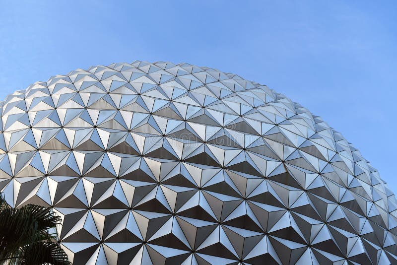 Parte superior da bola do epcot no c?u da luz do dia imagem de stock royalty free Parte superior da bola do epcot no c?u da luz do dia imagem de stock royalty free