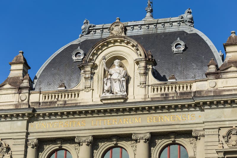 Parte superior do edifício da Universidade de Berna fotos de stock
