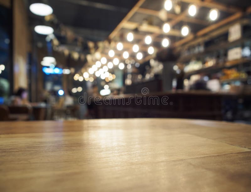 Parte superior da tabela de madeira com fundo borrado do restaurante da barra