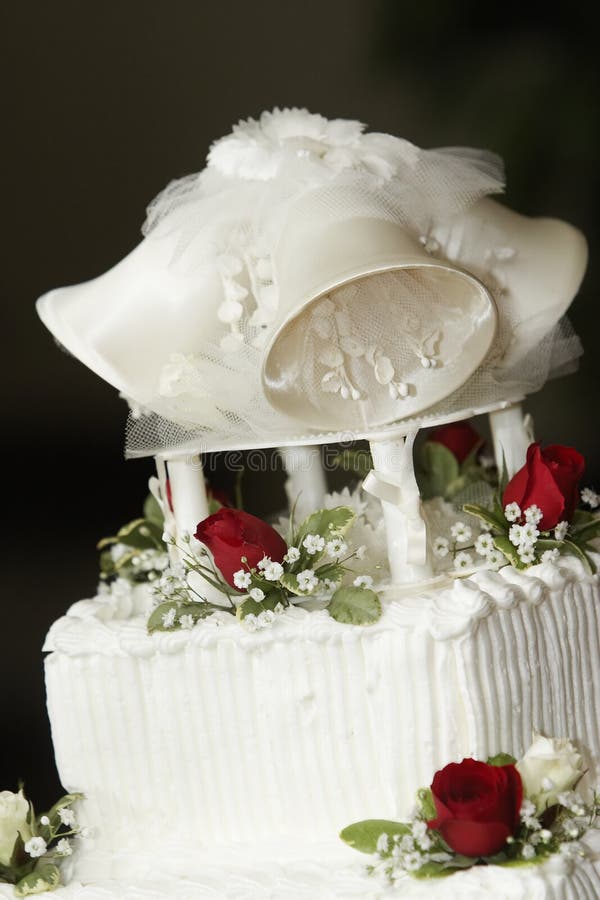 Foto de Bolo De Casamento Fim De Jogo e mais fotos de stock de Bolo de  Casamento - Bolo de Casamento, Adulto, Adversidade - iStock