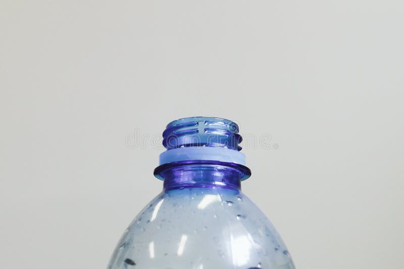 Parte superior do pescoço plástico azul da garrafa de água sem tampão imagens de stock Parte superior do pescoço plástico azul da garrafa de água sem tampão imagens de stock