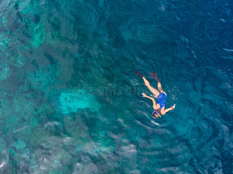 Parte superior a?rea abaixo dos povos que mergulham no mar das cara?bas tropical do recife de corais, ?gua azul de turquesa Arqui fotografia de stock royalty free Parte superior a?rea abaixo dos povos que mergulham no mar das cara?bas tropical do recife de corais, ?gua azul de turquesa Arqui fotografia de stock royalty free