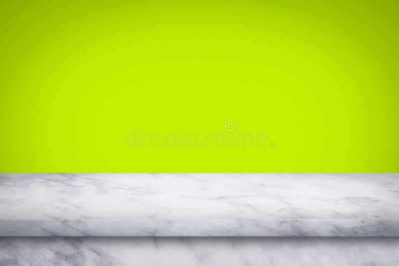 Parte superior vazia da tabela de mármore no fundo verde da parede do inclinação imagens de stock royalty free Parte superior vazia da tabela de mármore no fundo verde da parede do inclinação imagens de stock royalty free