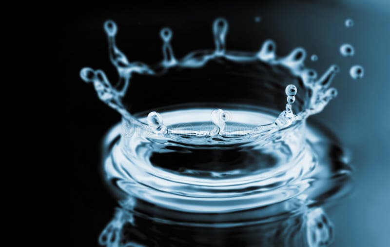 Parte superiore dell'acqua nello scuro fotografia stock libera da diritti Parte superiore dell'acqua nello scuro fotografia stock libera da diritti
