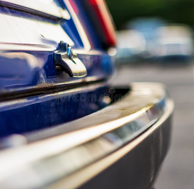 A parte traseira da opinião lateral abundante do carro velho foto de stock A parte traseira da opinião lateral abundante do carro velho foto de stock