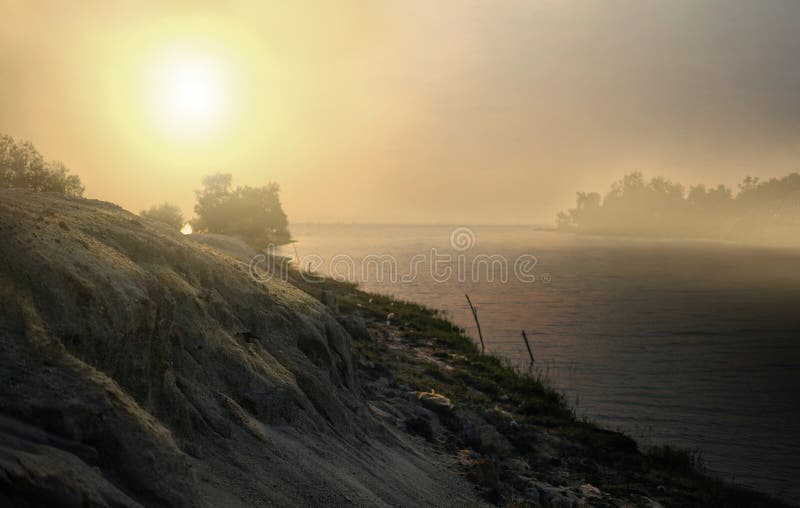 A parte traseira iluminou-se da montanha da areia e do seascape bonito na manhã fotos de stock A parte traseira iluminou-se da montanha da areia e do seascape bonito na manhã fotos de stock