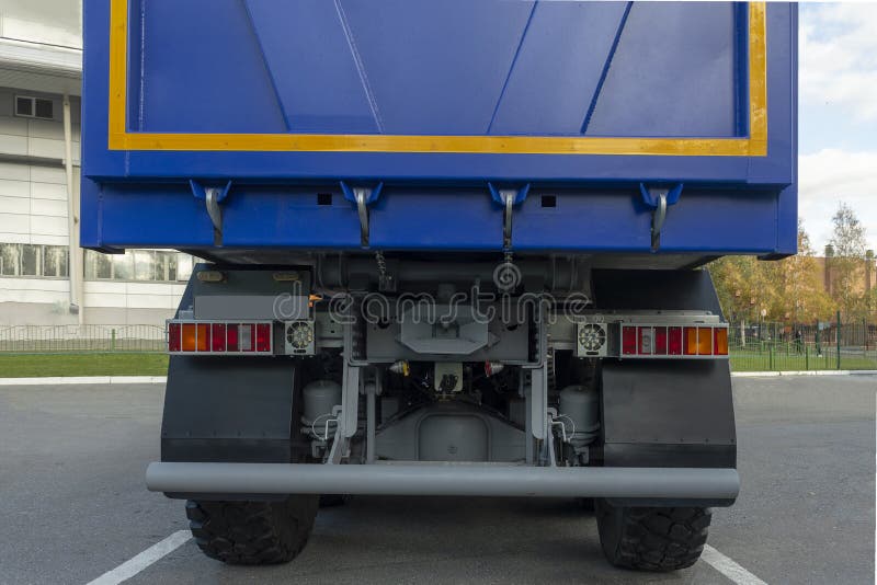 Parte trasera de un camión volcado, un camión con un cuerpo azul y un marco negro estacionado en la ciudad Vista posterior fotos de archivo Parte trasera de un camión volcado, un camión con un cuerpo azul y un marco negro estacionado en la ciudad Vista posterior fotos de archivo