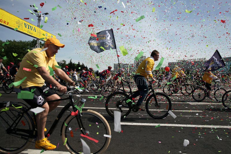 Partecipanti al giro annuale di carnevale dei ciclisti lungo il viale di Pobediteley immagine stock Partecipanti al giro annuale di carnevale dei ciclisti lungo il viale di Pobediteley immagine stock