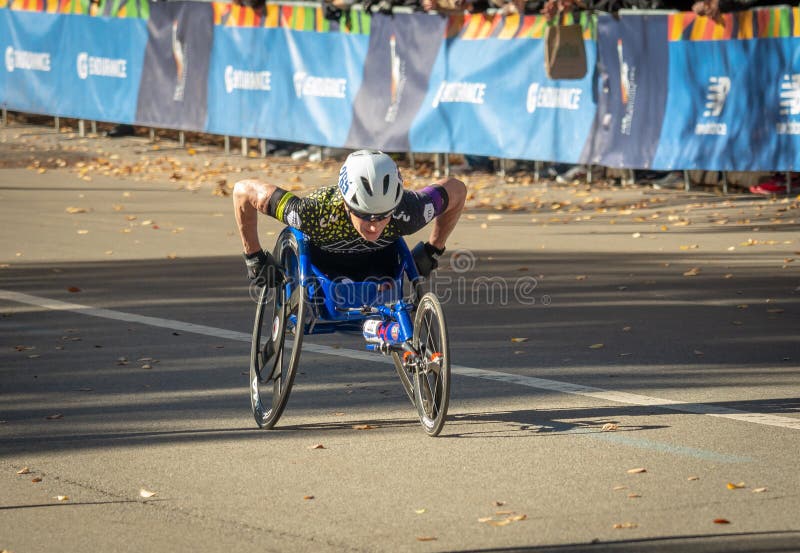 Partecipanti di divisione della sedia a rotelle durante la maratona annuale di New York fotografia stock libera da diritti Partecipanti di divisione della sedia a rotelle durante la maratona annuale di New York fotografia stock libera da diritti