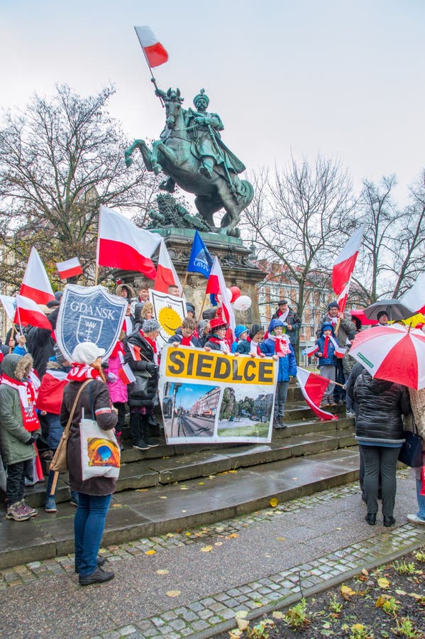 Partecipanti non identificati che celebrano festa dell'indipendenza nazionale al monumento di gennaio III Sobieski a Danzica in P fotografie stock Partecipanti non identificati che celebrano festa dell'indipendenza nazionale al monumento di gennaio III Sobieski a Danzica in P fotografie stock