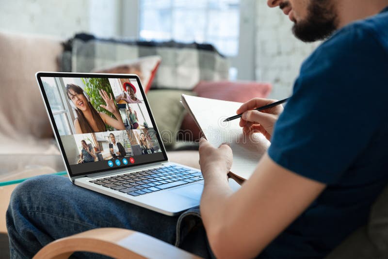Partecipare alla videoconferenza guardando lo schermo del portatile durante la videoconferenza virtuale, video webcam app per l'az immagine stock libera da diritti
