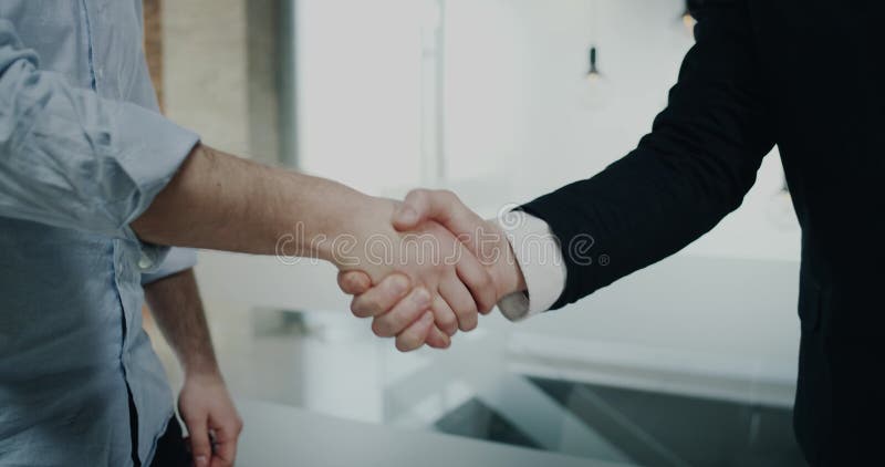 Parteneri de afaceri apropiați, care se dețin reciproc. stock video footage