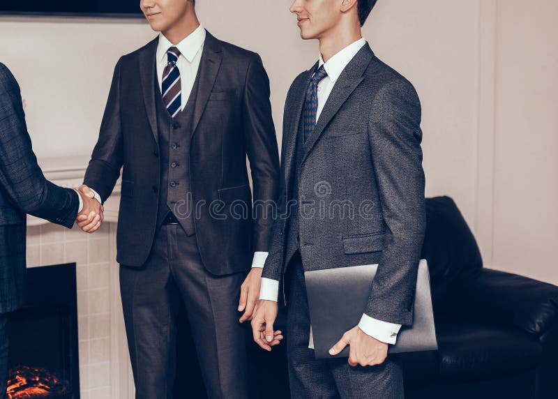 Parteneri de afaceri care dau mâna în sala de reuniune royalty free stock image