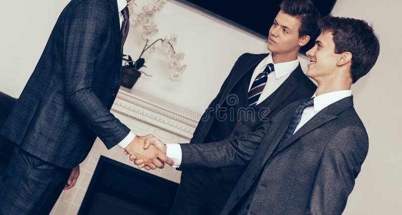 Parteneri de afaceri care dau mâna în sala de reuniune stock photo
