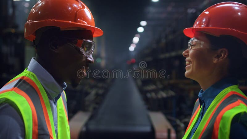 Parteneri de supervizare veseli care vorbesc la instalația de producere digitală a energiei. stock images
