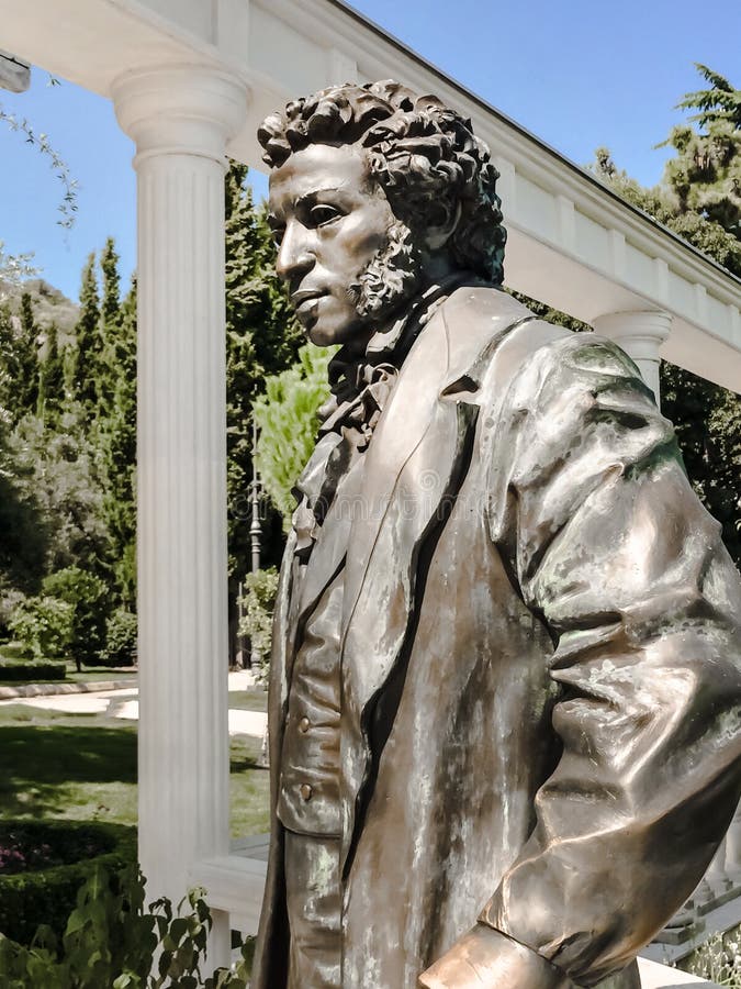 PARTENIT, КРЫМ - 25-ОЕ ИЮНЯ 2019: Памятник Alexandr Sergeevich Pushkin в солнце, большему русскому поэту в парке Aivazovsky стоковые фото PARTENIT, КРЫМ - 25-ОЕ ИЮНЯ 2019: Памятник Alexandr Sergeevich Pushkin в солнце, большему русскому поэту в парке Aivazovsky стоковые фото