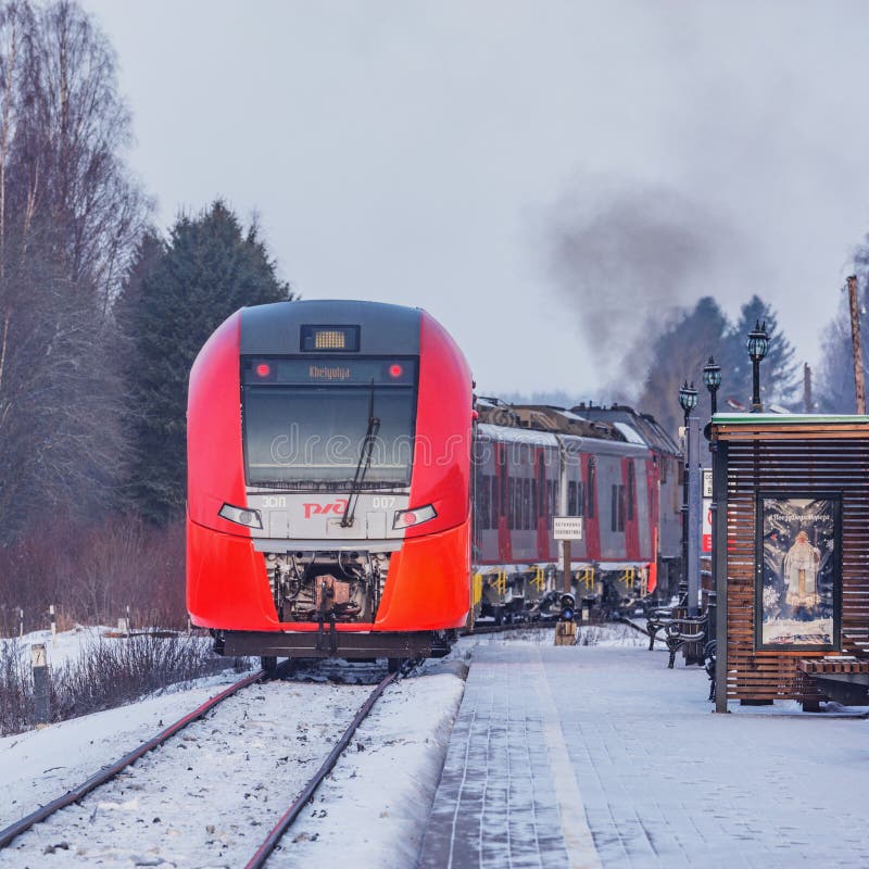 Partenza del treno passeggeri dalla piattaforma fotografia stock libera da diritti