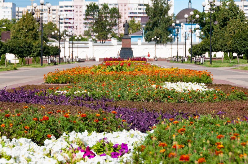 Parterre avec l'église et statue sur le fond photographie stock Parterre avec l'église et statue sur le fond photographie stock