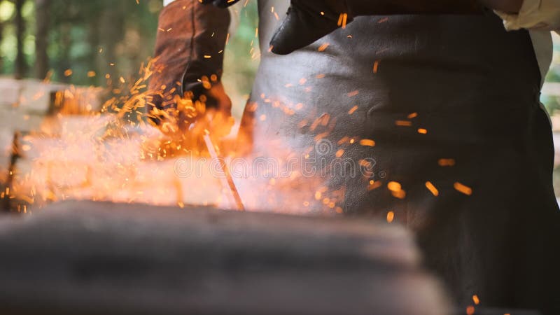 única linha contínua desenhando mestre ferreiro feminino bonito no avental  colocando material de metal quente do forno em água fria. trabalhador de  bigorna de artesanato de aço. uma linha desenhar ilustração em