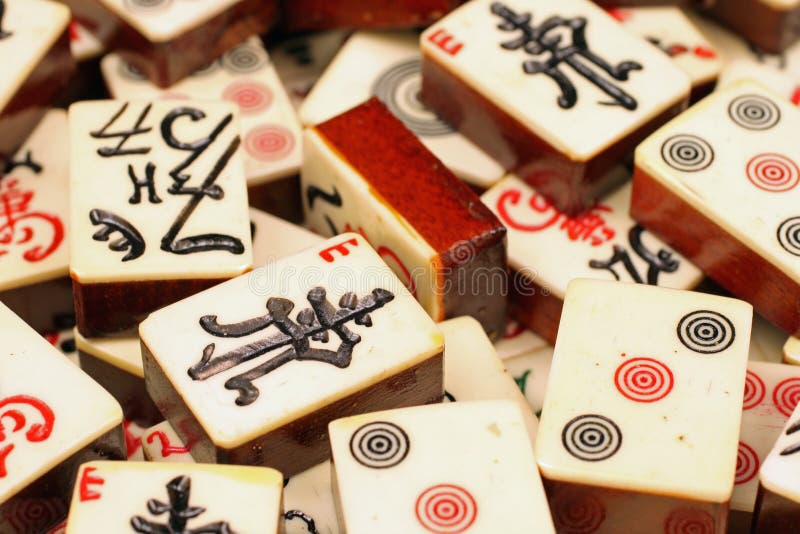 Telhas De Madeira Do Jogo Do Mahjong Na Caixa Isolada No Branco Imagem de  Stock - Imagem de tabela, jogo: 37620115