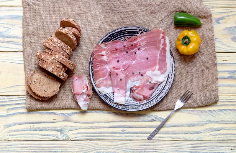 Partes De Prosciutto Italiano Em Uma Placa Foto de Stock Imagem de