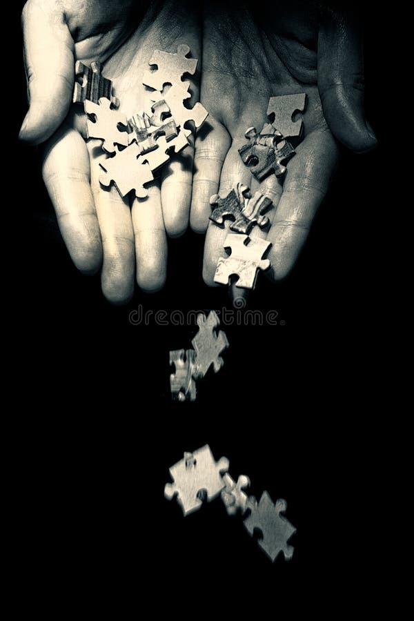 Peças de puzzle a cair foto de stock