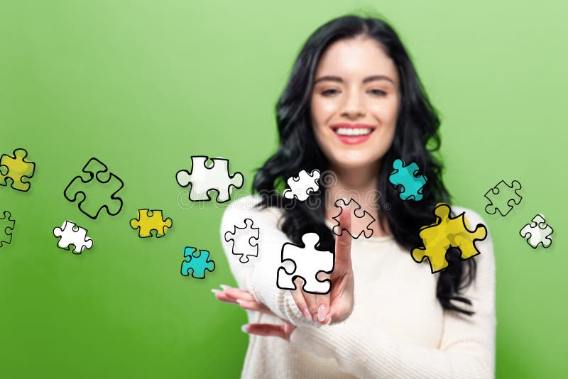 Partes do enigma com jovem mulher fotografia de stock