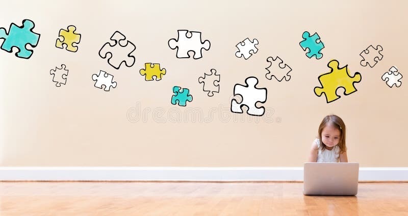 Partes do enigma com a menina que usa um laptop imagem de stock royalty free