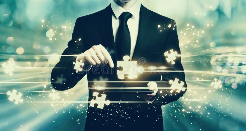 Partes do enigma com o homem que guarda uma tabuleta imagens de stock