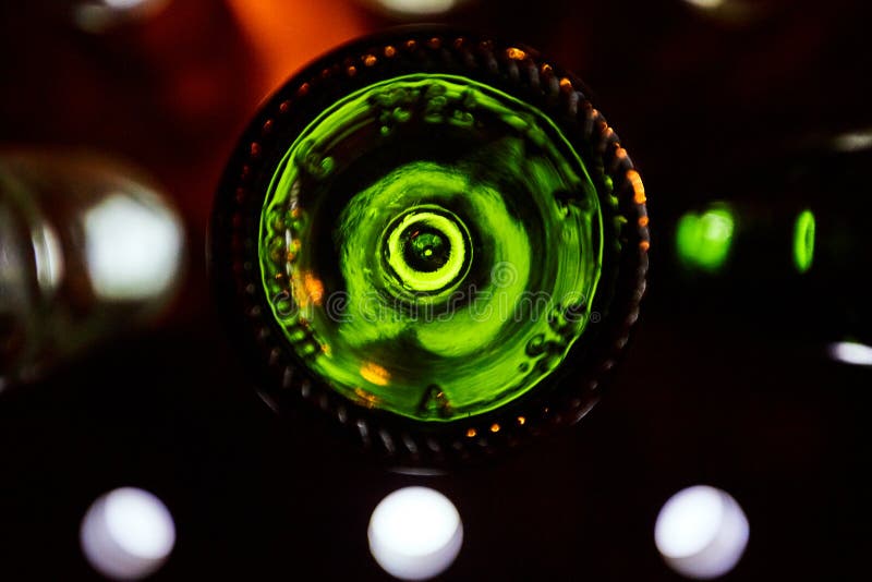 Partes inferiores verdes das garrafas de vinho iluminadas pela luz brilhante fotografia de stock Partes inferiores verdes das garrafas de vinho iluminadas pela luz brilhante fotografia de stock