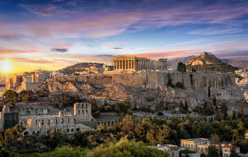 Parthenon, Chrám na Akropoli v Aténách, Řecko, během barevný západ slunce.