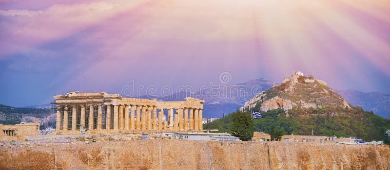 Parthenontempel im Akropolis-Hügel in Athen, Griechenland schoss am sonniger Tagesnachmittag mit Wolken im blauen Himmel über der lizenzfreies stockfoto Parthenontempel im Akropolis-Hügel in Athen, Griechenland schoss am sonniger Tagesnachmittag mit Wolken im blauen Himmel über der lizenzfreies stockfoto