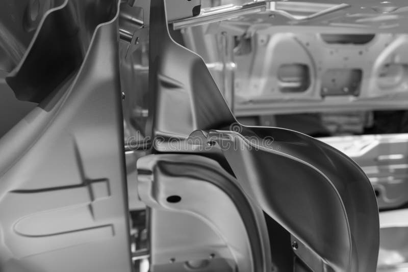 Parti di metallo di un'automobile nella produzione automobilistica