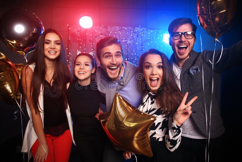 Parti för nytt år, ferier, beröm, uteliv och folkbegrepp - ungdomarsom har rolig dans på ett parti