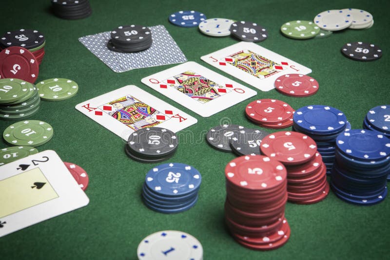 Partia pokeru ciekawi z ewentualną wygraną kombinacją na zielonym tle zdjęcie royalty free Partia pokeru ciekawi z ewentualną wygraną kombinacją na zielonym tle zdjęcie royalty free