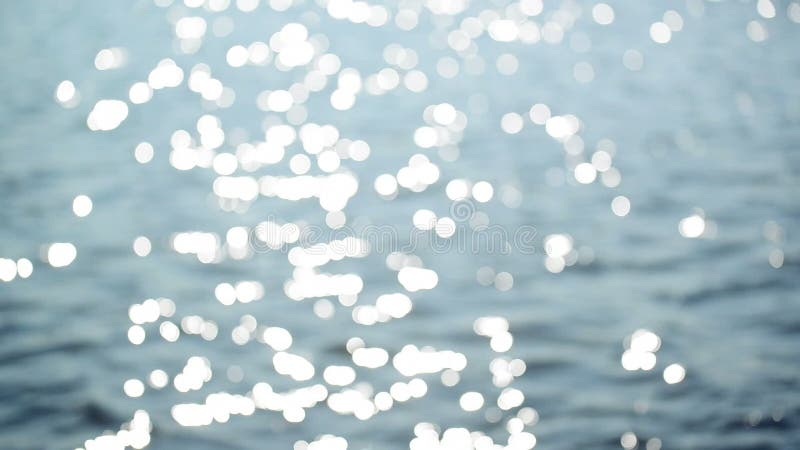 Particelle astratte della luce dell'acqua che scintillano in Bokeh come sfondo naturale, tono cinematografico della stalla tenuta
