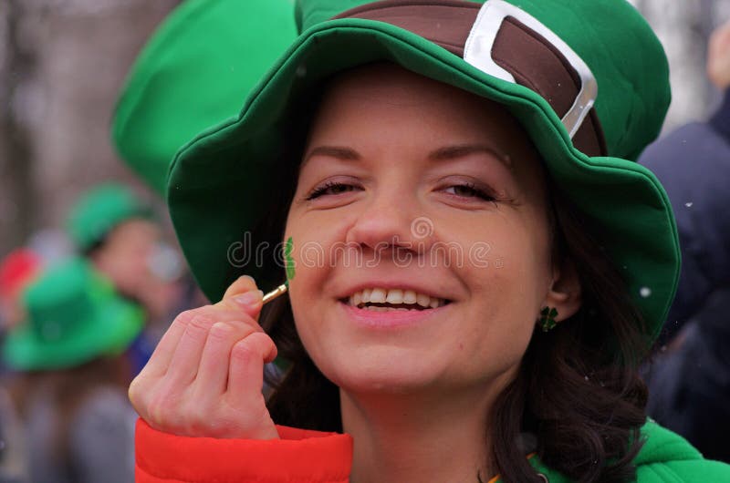 Participante de sorriso no chapéu verde na parada do dia do St Patrick no parque Sokolniki em Moscou imagem de stock royalty free Participante de sorriso no chapéu verde na parada do dia do St Patrick no parque Sokolniki em Moscou imagem de stock royalty free