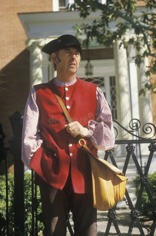 Participante vivo de la historia que presenta en Williamsburg, Virginia que reconstruye vida colonial fotografía de archivo