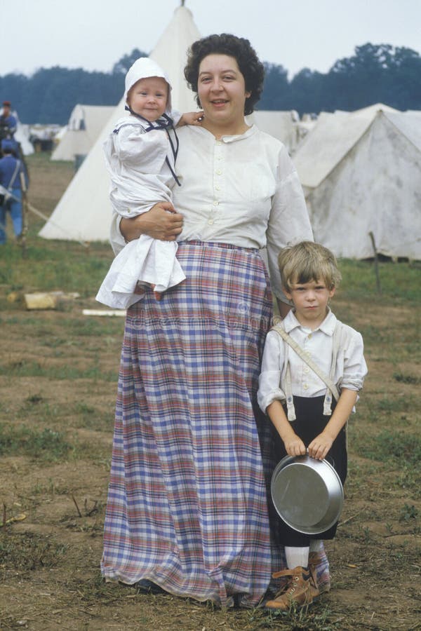 Participantes: mãe e crianças num cenário de acampamento fotografia de stock royalty free
