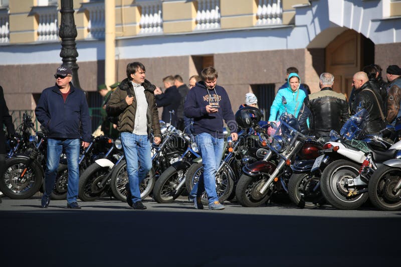 Participantes del movimiento del motorista de St Petersburg con sus motocicletas cerca de la pared del edificio del estado mayor foto de archivo libre de regalías Participantes del movimiento del motorista de St Petersburg con sus motocicletas cerca de la pared del edificio del estado mayor foto de archivo libre de regalías