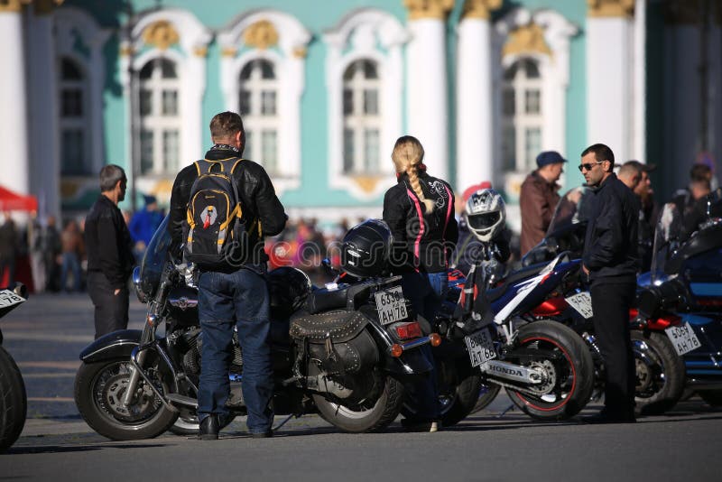 Participantes del movimiento del motorista de St Petersburg con sus motocicletas en el fondo del edificio de la ermita foto de archivo libre de regalías Participantes del movimiento del motorista de St Petersburg con sus motocicletas en el fondo del edificio de la ermita foto de archivo libre de regalías
