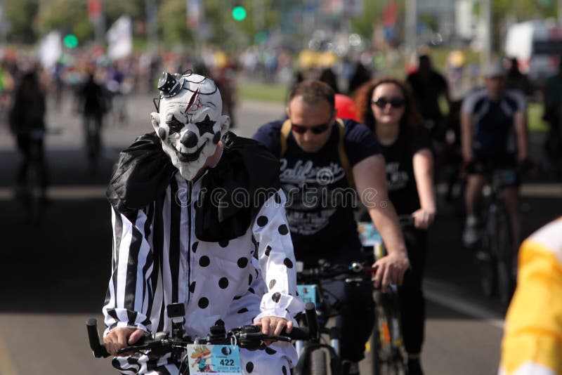 Participants au tour annuel de carnaval de cyclistes le long de l'avenue de Pobediteley photographie stock Participants au tour annuel de carnaval de cyclistes le long de l'avenue de Pobediteley photographie stock