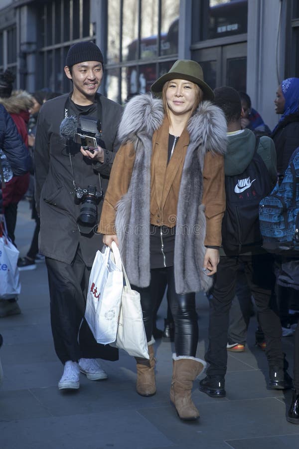 Participants élégants recueillant en dehors de 180 le brin pour Fashion Week de Londres images stock Participants élégants recueillant en dehors de 180 le brin pour Fashion Week de Londres images stock