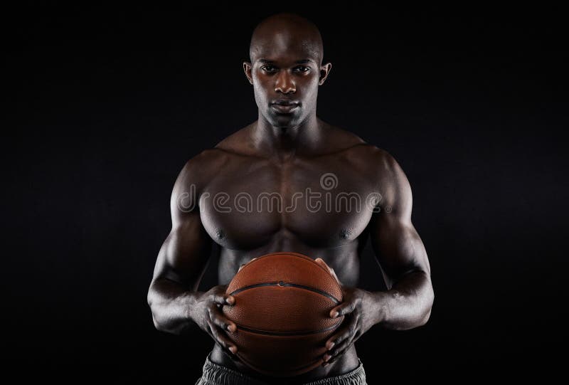 Participation sans chemise de jeune homme musculaire un basket-ball images libres de droits Participation sans chemise de jeune homme musculaire un basket-ball images libres de droits